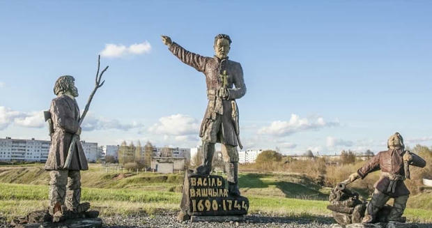 Деревянные скульптуры в Кричеве, посвящённые участникам восстания под руководством Ващило.
